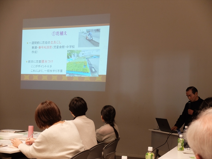 芸術の森フラワーロードに花を咲かせる会の発表の様子