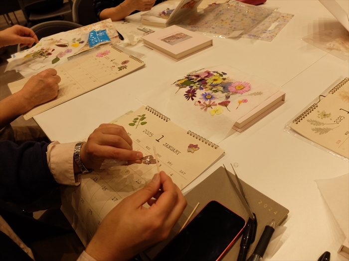 押し花のんオ理事なるカレンダー作りの様子