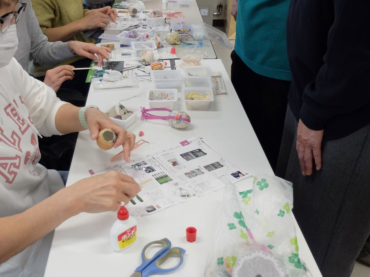 大通公園ボランティアによるポプリエッグづくりの様子