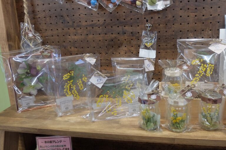 ミモザやクリスマスローズを封じ込めたオリジナルグッズ