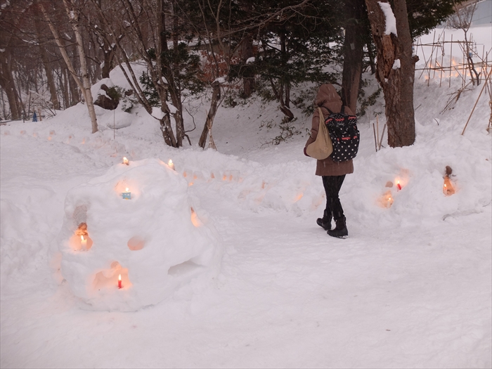 近くの方が見に来られている