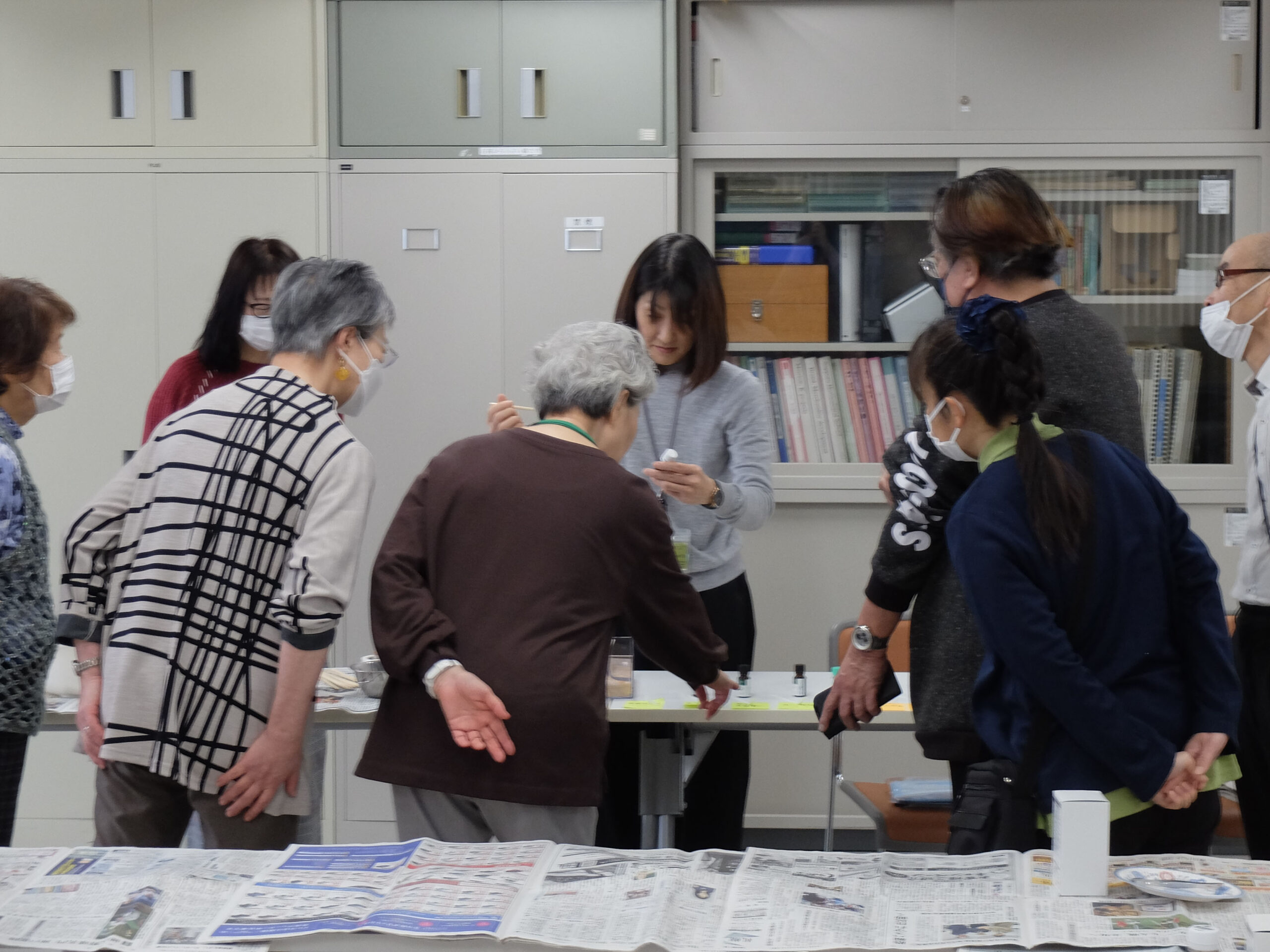 アロマワックスバーの作り方の説明をしている様子