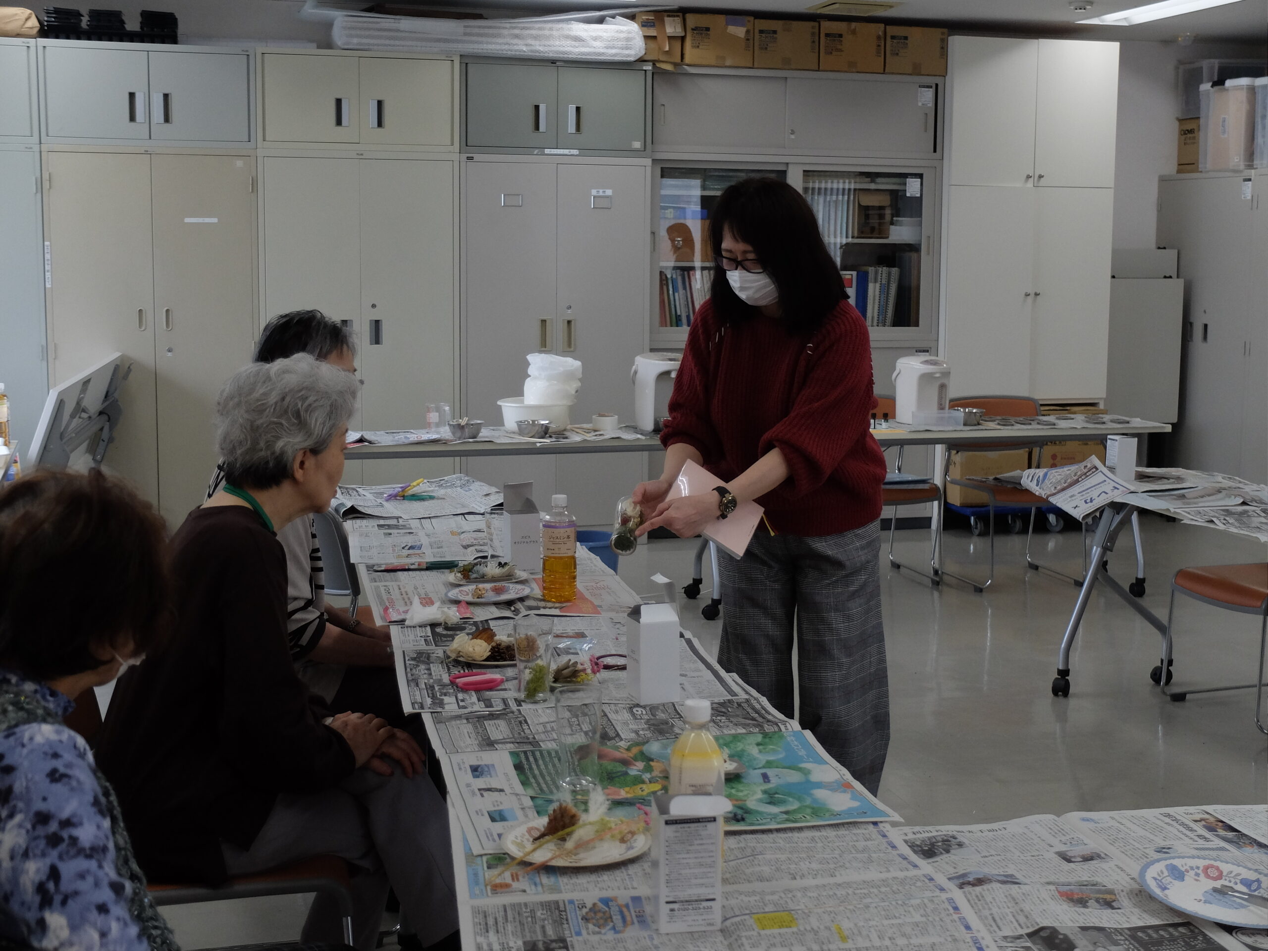 アロマディフューザーの作り方を教えている様子