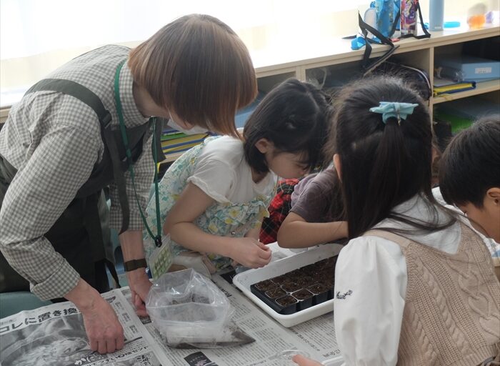 種まきを教えている