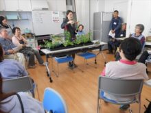 花の育て方の説明をしているところ