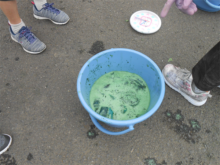 藍の液に布を浸けたところ