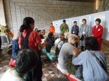 班の代表者が説明しているところ