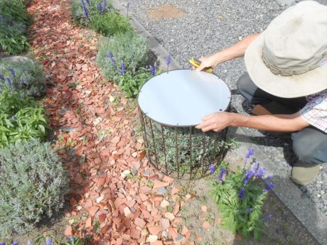 金網とベニヤ板で作った筒状の枠