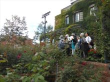 ローズガーデンの説明を聞いているところ