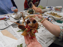 リースのおひろめ　芸術的な木の実遣い