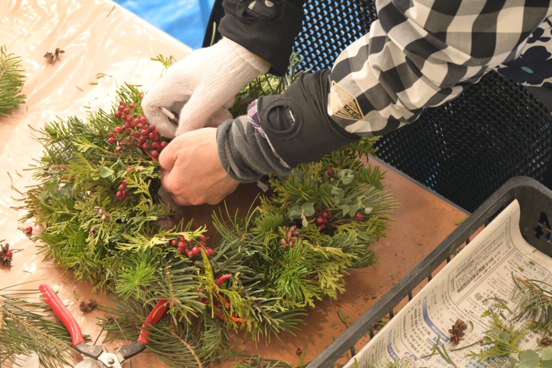 リース作りをするようす