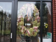 入口正面のアナベルのリース