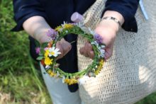 野の花で冠づくり