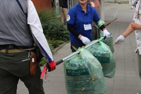 鋏の柄を使っているところ