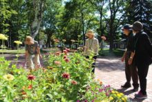 お花を見ている様子