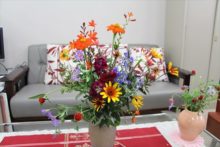 ガーデンの花を生けた花瓶