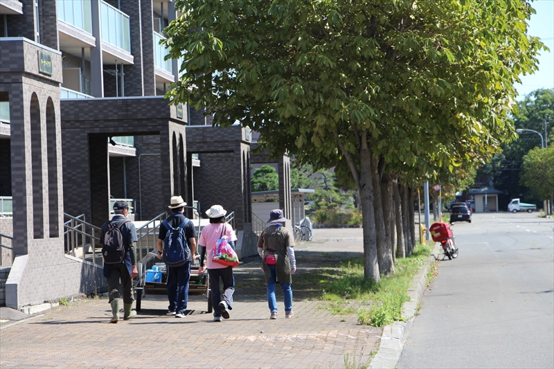 公園へ帰ってゆくメンバーさん