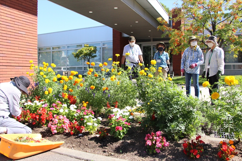 植栽検討するメンバーさん
