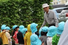 芋ほりの説明をしている様子