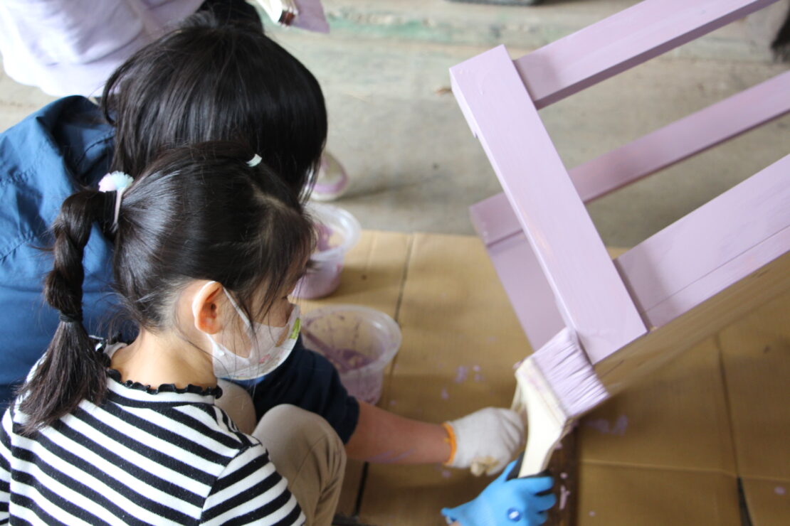 「ライラック」色を塗装している様子