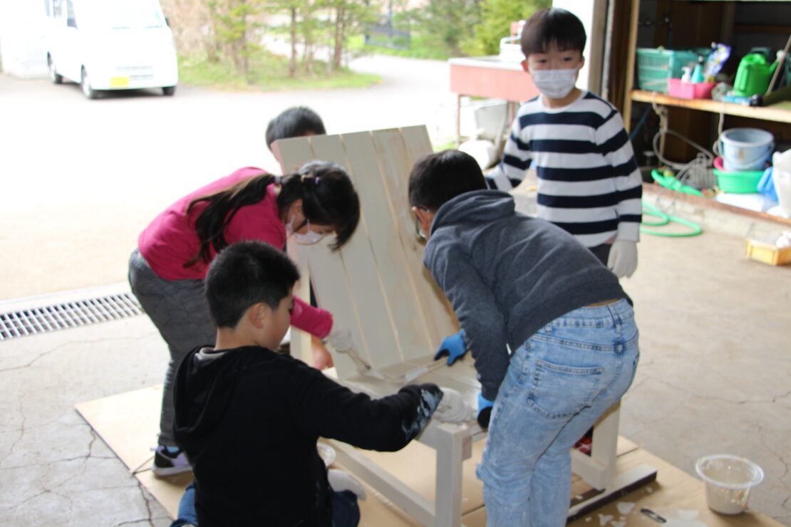 「百合が原」色を塗装する子供たち