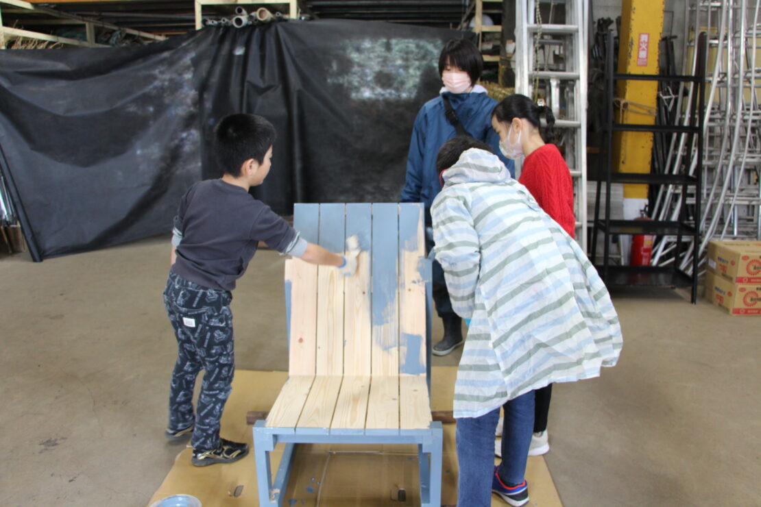 「郭公(かっこう)」色を塗装する様子