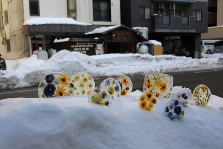 事務局のビル前に飾った氷の花飾りたち