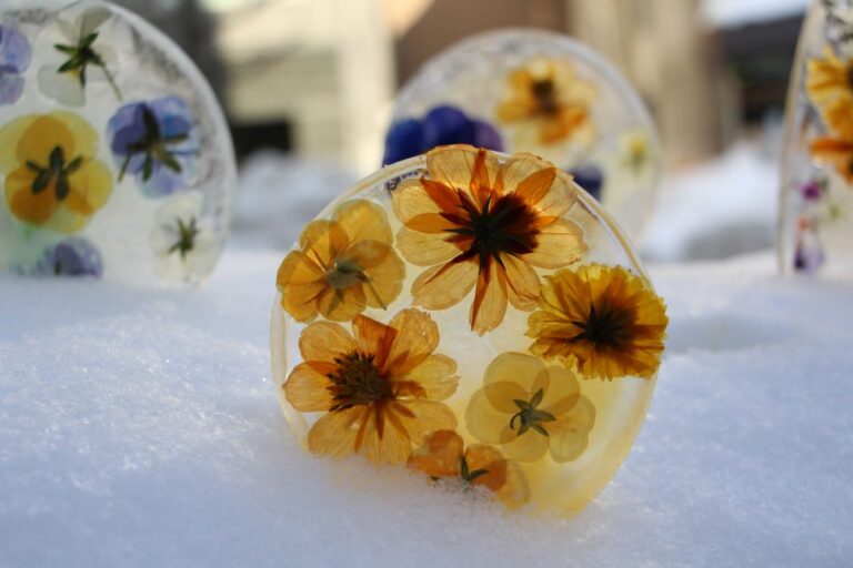 キバナコスモスやパンジーを封じ込めた黄色系の飾り