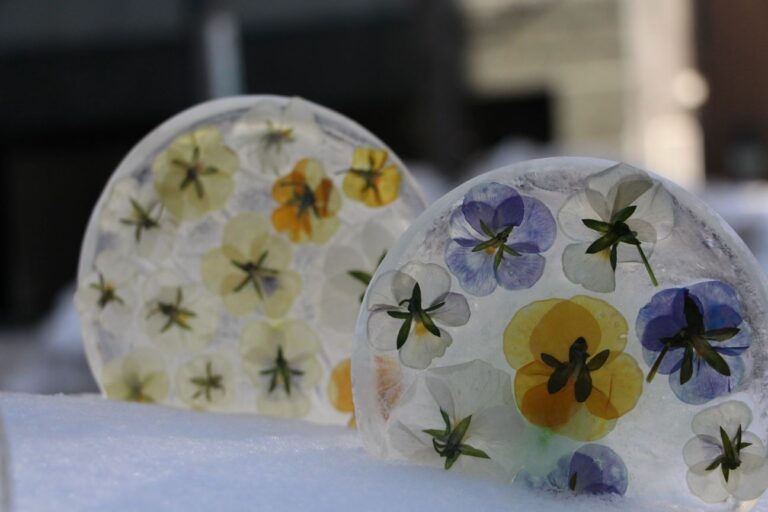 白系やブルー系でまとめた花飾り