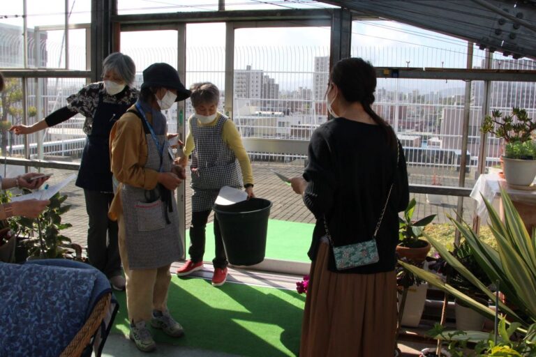 鉢の大きさを確認しているようす