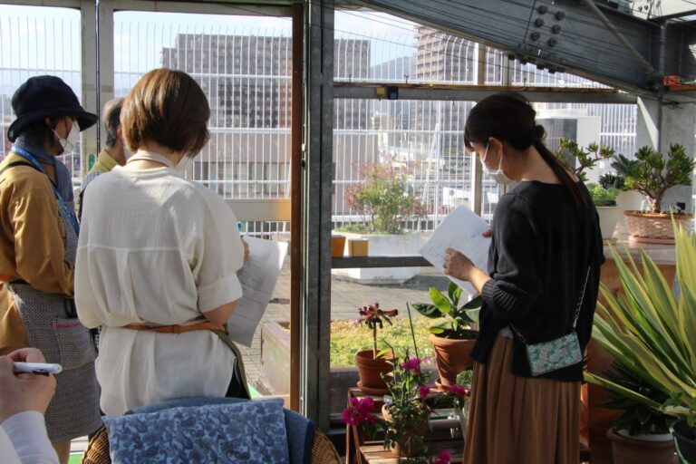 ドワーフバナナの育て方について相談しているようす