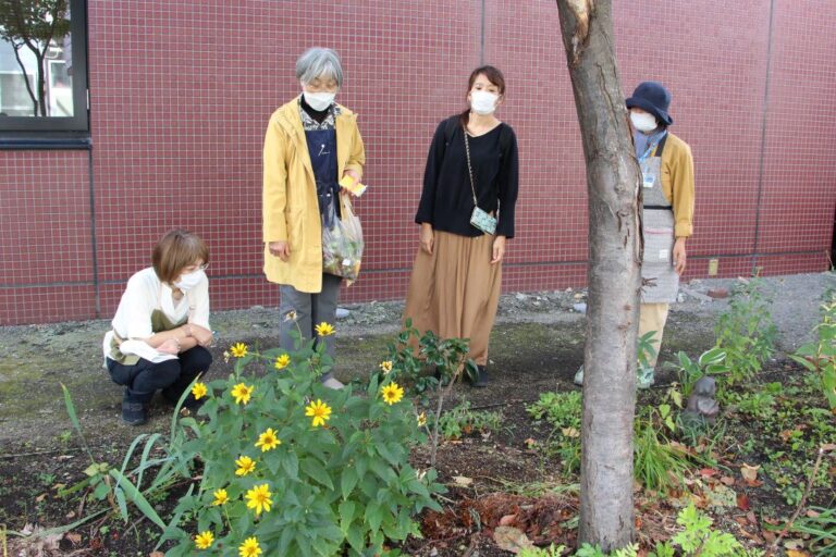 ツバキを観察しているようす