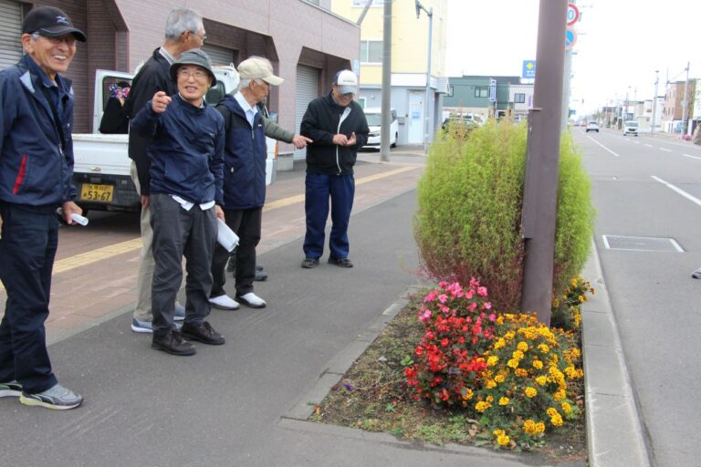 コキアの出来栄えを褒め合っている様子