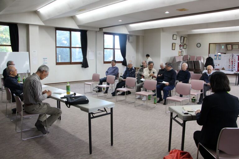 感想を述べているようす