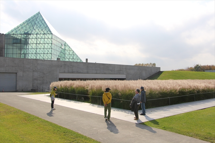 ガラスのピラミッドの前の景色