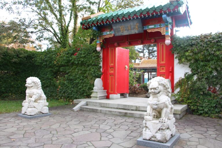 百合が原公園 世界の庭園 瀋芳園の門