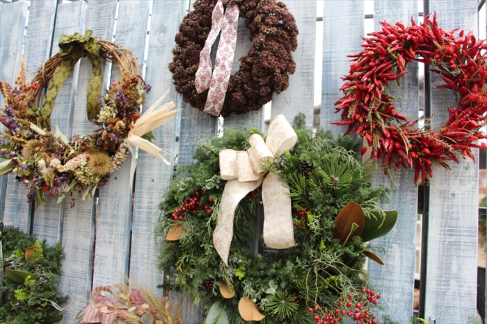 壁に展示されているリース作品