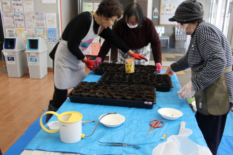 互いに労わり合いながらの作業のようす