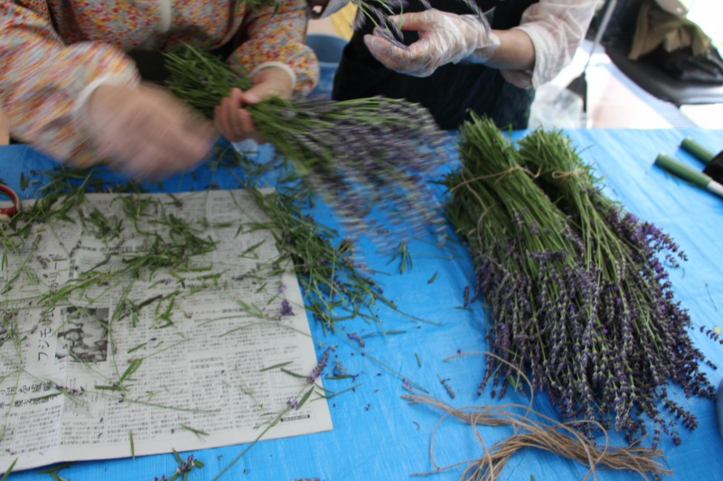 持ち帰り用の花束作り