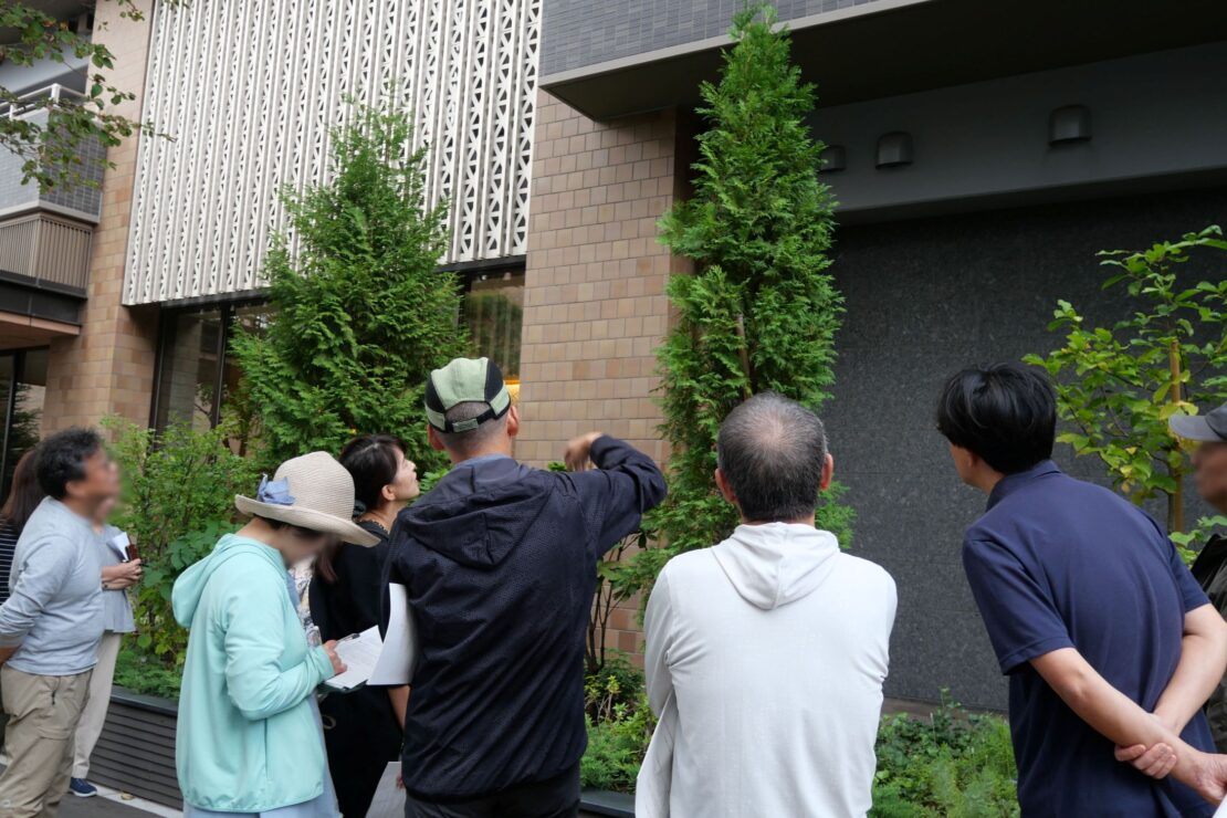 ニオイヒバの剪定や冬囲いについて説明を受けている様子