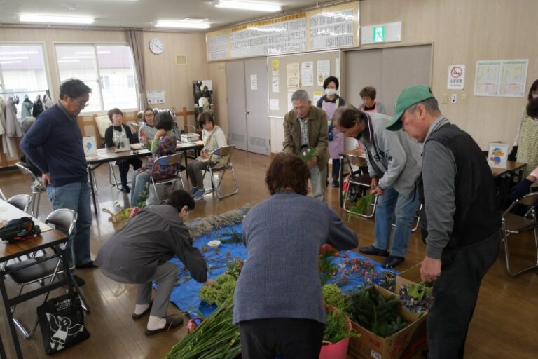 スワッグの材料選びをしている