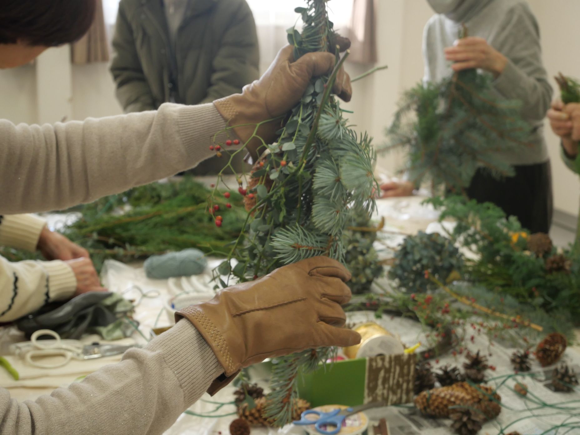 スワッグづくりのようす