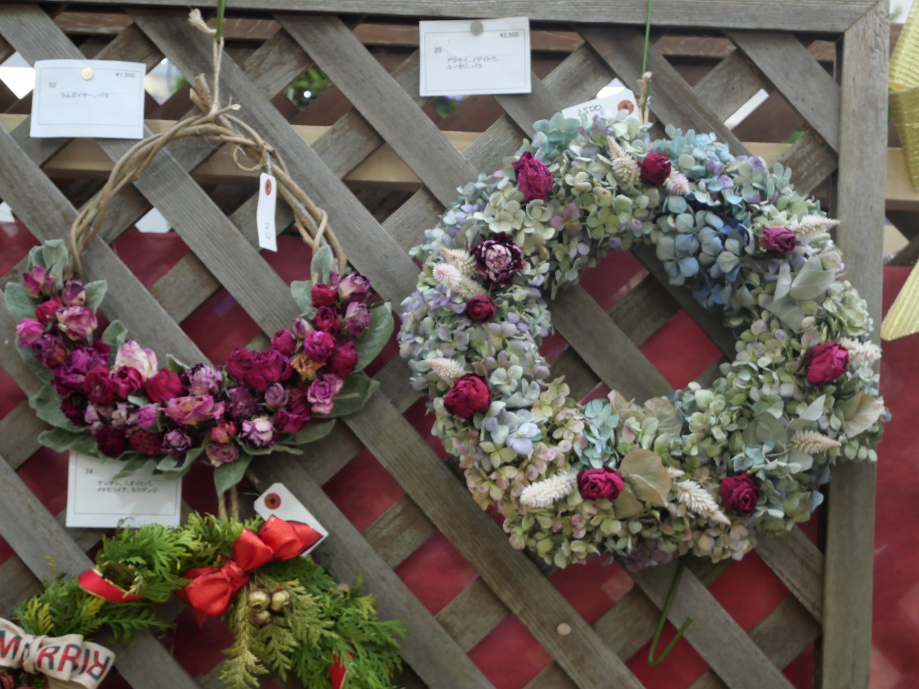 展示・販売しているリースの様子