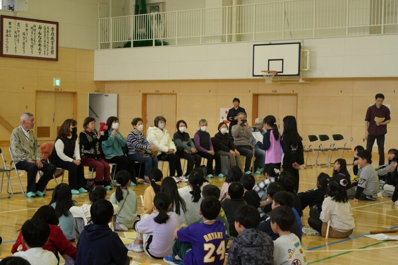 「登録団体活動紹介「ハーブの小径を愛する会」石山緑小学校の発表会に参加しました」のサムネイル