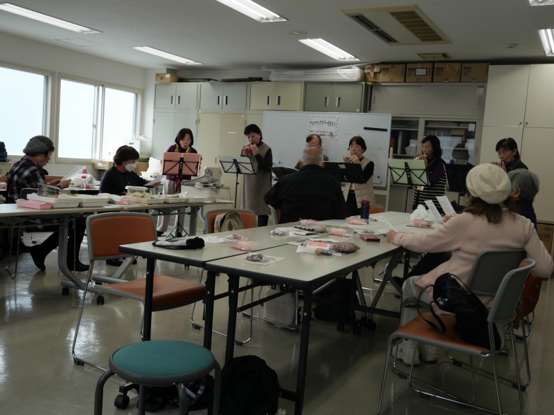 ワックスバー作り中オカリナの演奏をしている