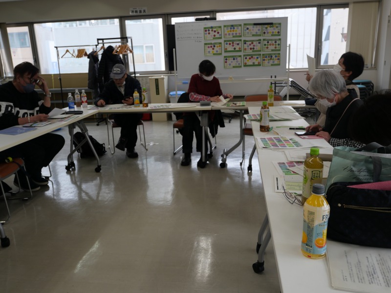 日陰のコンテナのデザインを決めている