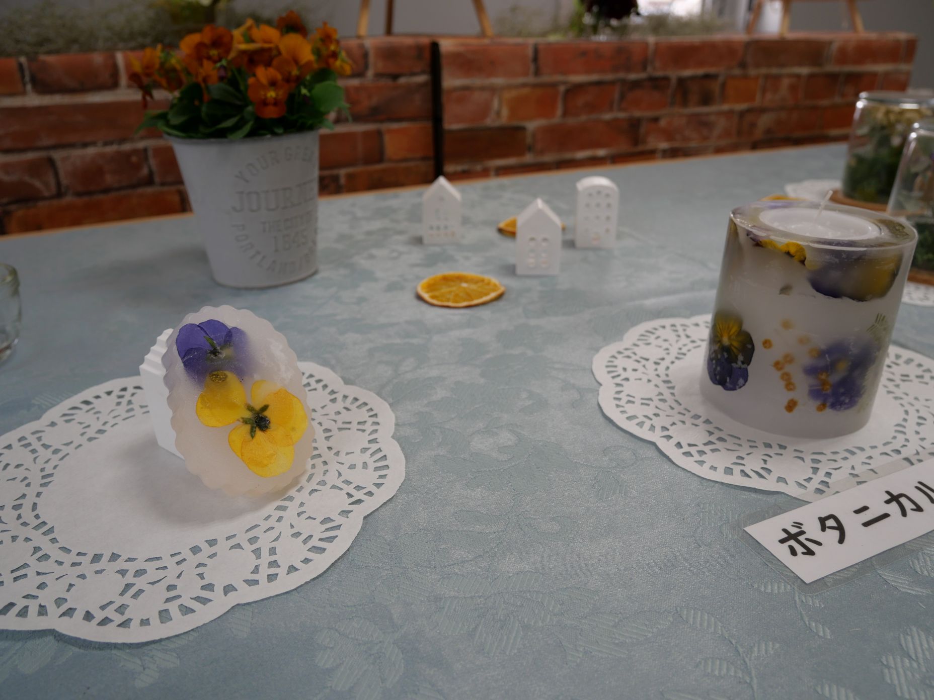 パンジー・ヴィオラを使ったクラフト展示のようす