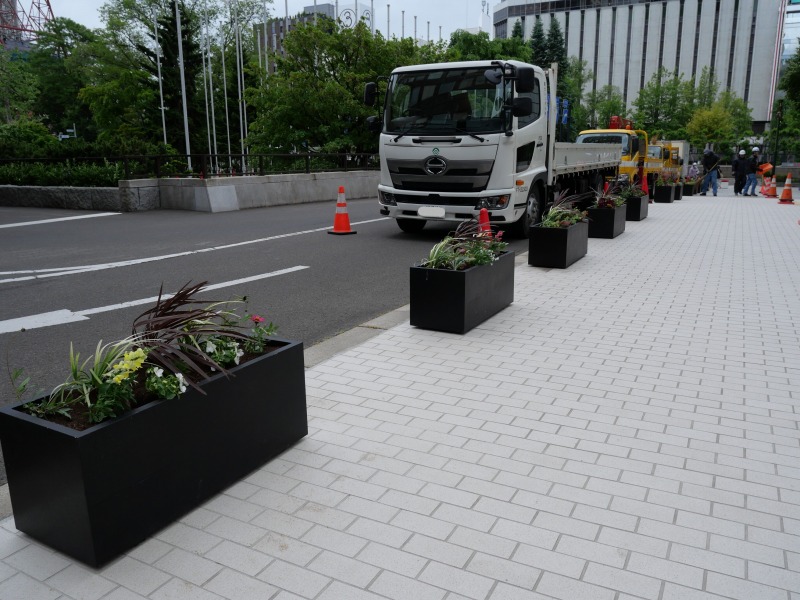 札幌市役所本庁舎前に植えられたフラワーコンテナ
