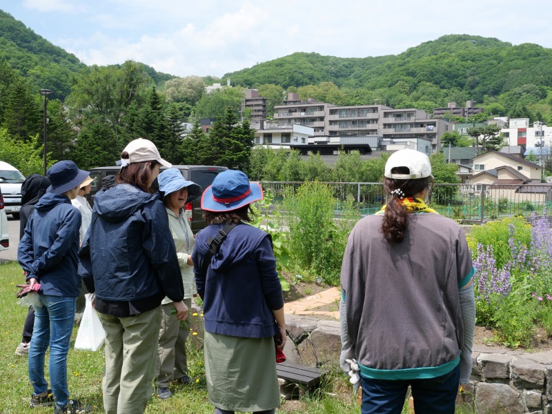 宮の森中学校PTAガーデン部の活動の様子