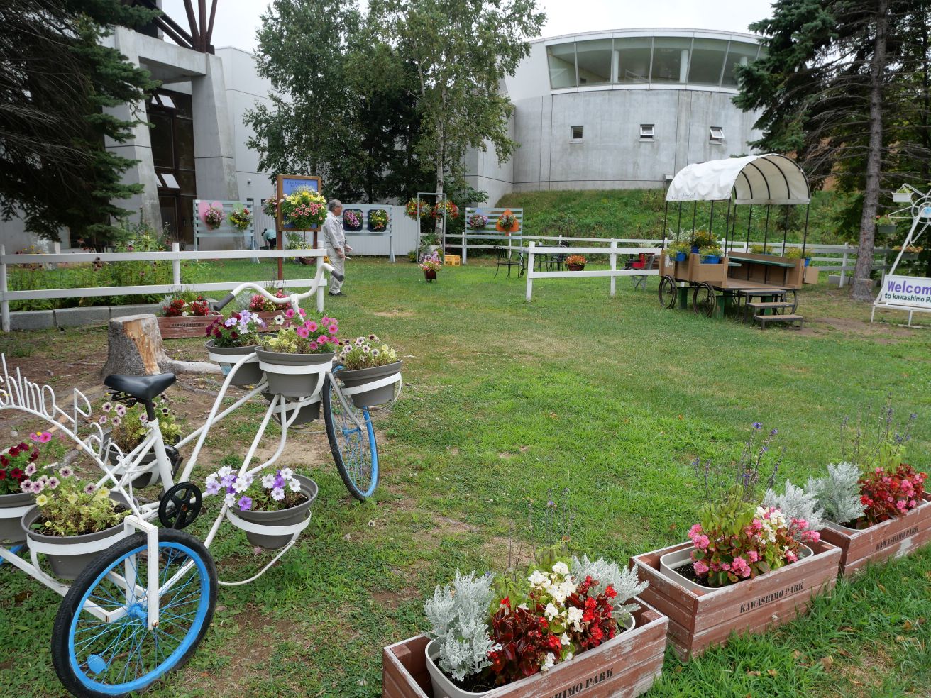 花で飾られた自転車と馬車のようす